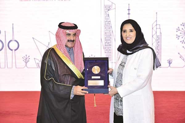  ﻿الشيخة عايدة سالم العلي تكرم الشيخ مبارك الدعيج﻿