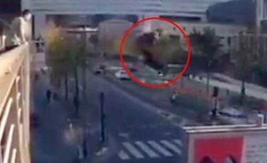 بالفيديو.. قفز من أعلى شرفة وهبط على لوحة إعلانية في الشارع!.. شاهد حركات "الباركور" المذهلة التي قام به هذا الشاب