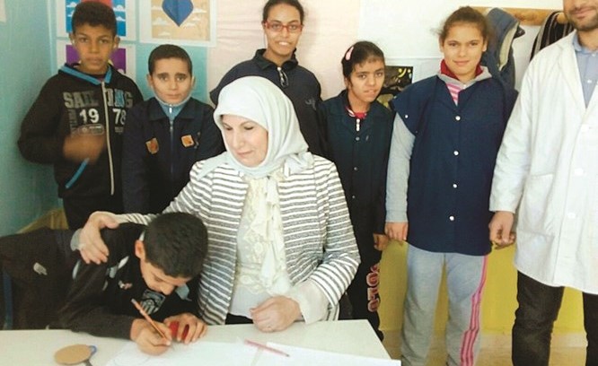 رئيسة معهد المرأة والسلام الكويتية كوثر الجوعان خلال زيارتها لمركز الصم﻿