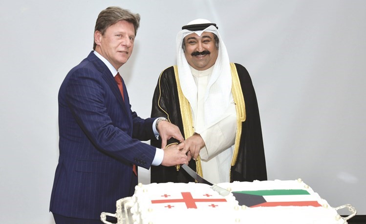 وليد الخبيزي والسفير الجورجي يقطعان كيكة الاحتفال	(شانافاس قاسم)﻿