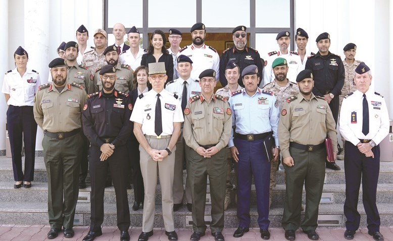 العميد الركن محمد الكندري والعميد م.فيليب بوتينو والمشاركون بالاجتماع في لقطة جماعية﻿
