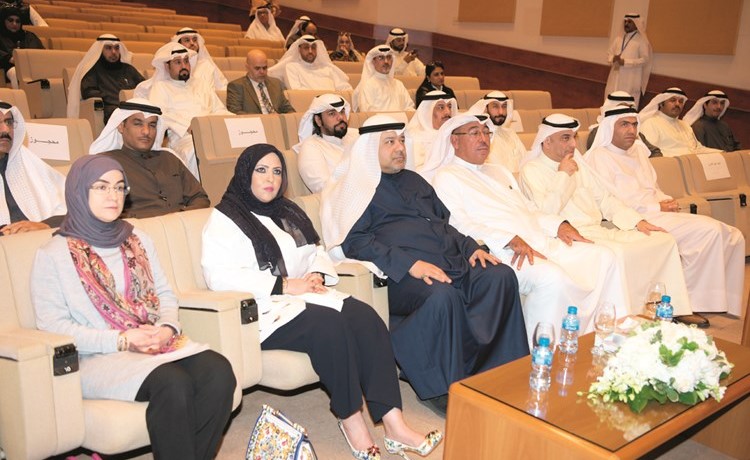 د.خالد مهدي وشيخة العدواني في مقدمة الحضور		 (محمد هنداوي)﻿