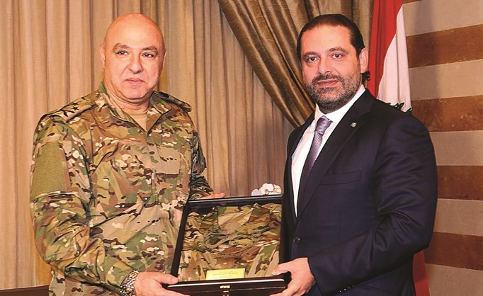 الرئيس سعد الحريري مستقبلا قائد الجيش العماد جوزف عون ويتسلم منه البزة العسكرية الجديدة التي اعتمدها الجيش-(محمود الطويل) ﻿
