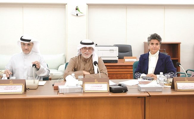 صفاء الهاشم وصلاح خورشيد ود.خليل عبدالله خلال اجتماع اللجنة﻿