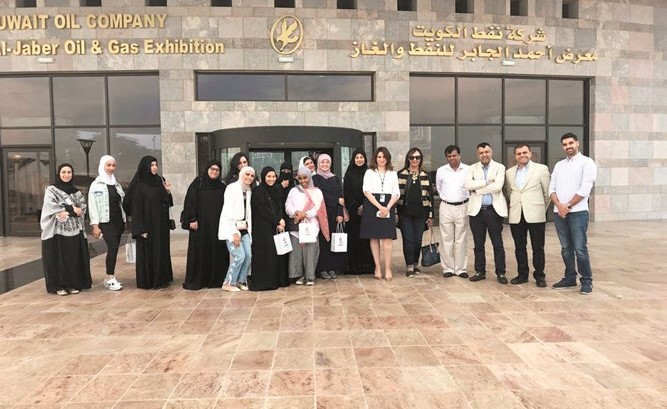 طلبة قسم علوم المعلومات - كلية علوم وهندسة الحاسوب خلال زيارتهم إلى شركة البترول﻿
