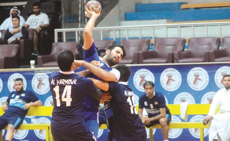 لاعب الشباب سعد الحيدري يحاول التصويب على اليرموك ﻿