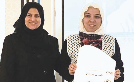 جانب من توزيع الشهادات على المشاركات﻿