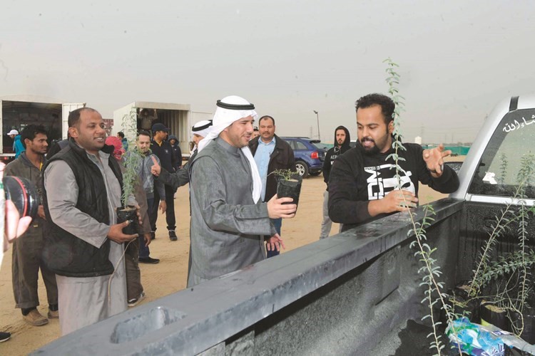 الأحمد مشاركا في توزيع الشتلات على رواد البر ﻿