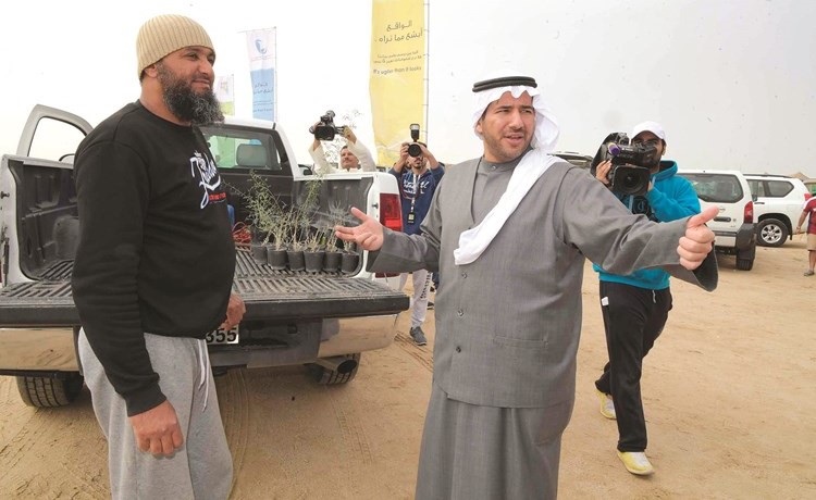 الأحمد لدى متابعته توزيع الشتلات﻿
