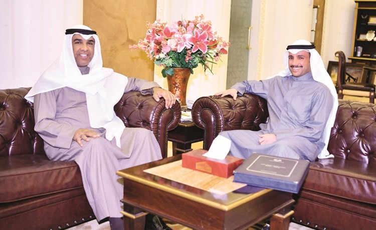 رئيس مجلس الامة مرزوق الغانم أثناء استقباله رئيس الهيئة العامة لمكافحة الفساد المستشار عبدالرحمن النمش﻿
