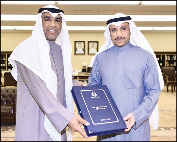 رئيس مجلس الامة مرزوق الغانم يتسلم التقرير من رئيس الهيئة العامة لمكافحة الفساد المستشار عبدالرحمن النمش