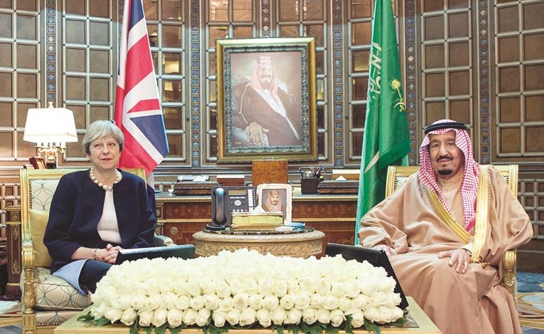 خادم الحرمين الشريفين الملك سلمان بن عبد العزيز مستقبلا رئيسة وزراء بريطانيا تيريزا ماي في الرياض-(رويترز) ﻿