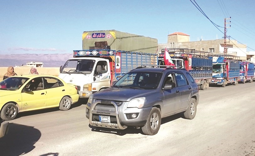 موكب عودة النازحين اللبنانيين والسوريين باتجاه بلدتهم الطفيل الحدودية بعد اربع سنوات	(محمود الطويل)﻿