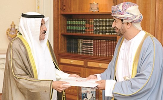 وزير ديوان البلاط السلطاني خالد البوسعيدي يتسلم الدعوة من سفيرنا لدى عمان فهد المطيري﻿