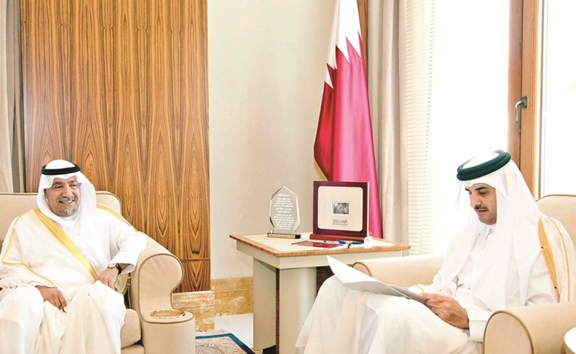 سمو أمير قطر الشيخ تميم بن حمد آل ثاني يتسلم دعوة صاحب السمو من السفير حفيظ العجمي﻿