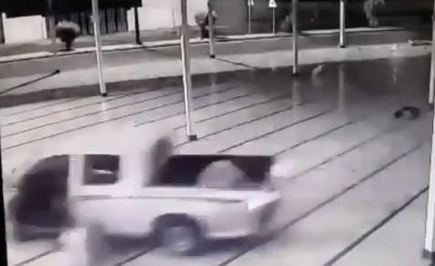 بالفيديو.. شاهد كيف أظهر رجل أمن سعودي شجاعة نادرة في تصميمه على الإطاحة بسارق في السعودية