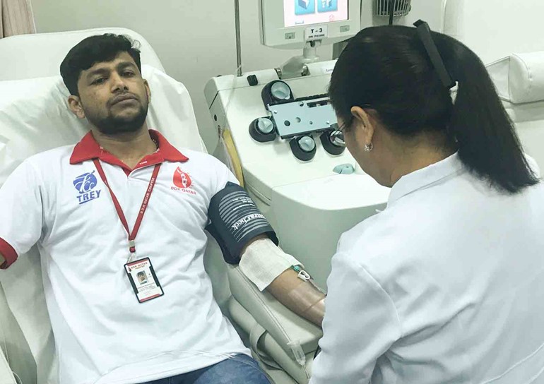 "الصحة" تستقبل آسيويا ذا فصيلة دم نادرة للتبرع لمقيمة من جنسيته