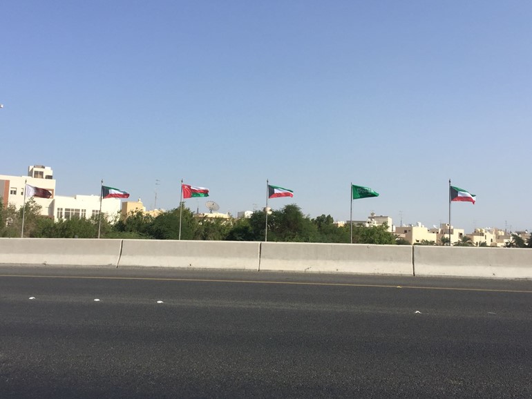 أعلام دول مجلس التعاون ترفرف في شوارع البلاد إيذاناً بانعقاد القمة الخليجية