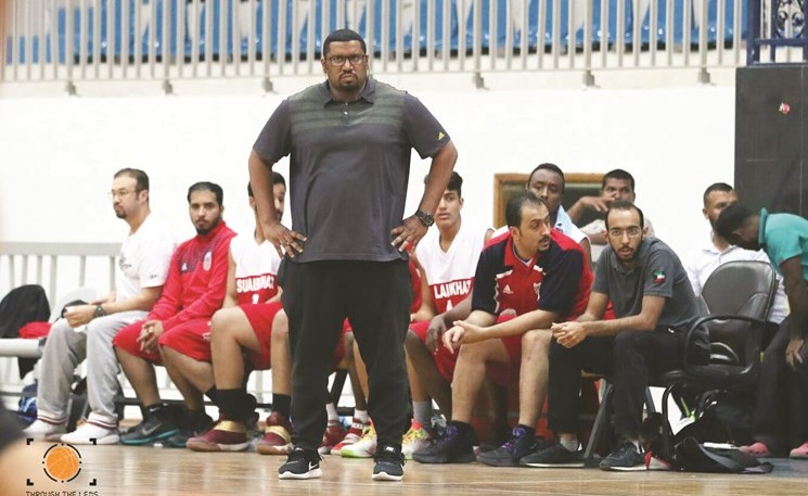 مدرب الصليبخات فهد برجس يوجه اللاعبين في مباراة سابقة ﻿