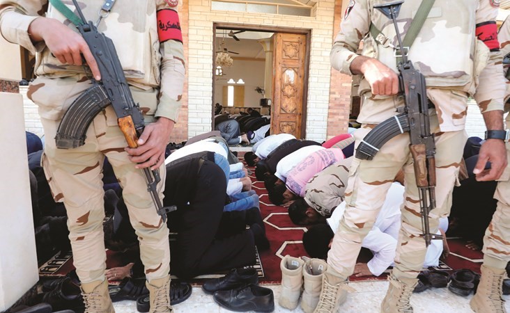 أجراءات أمنية مشددة خلال إعادة افتتاح مسجد الروضة بعد أسبوع من الحادث الإرهابي الخسيس الذي تعرض له	 (رويترز)﻿