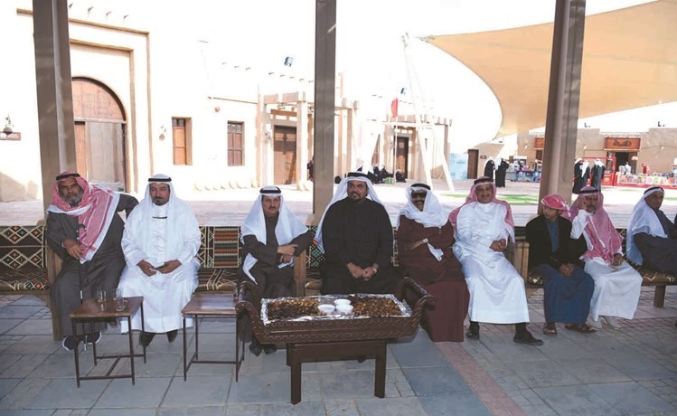 محمد شرار والشيخ صباح فهد الناصر وسيف الشلاحي والحضور خلال افتتاح المهرجان﻿