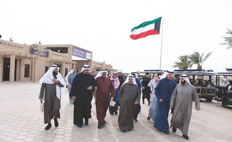 جانب من الجولة داخل القرية	(احمد علي)﻿