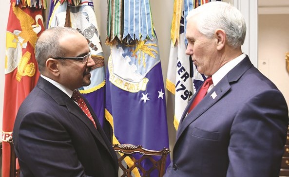 صاحب السمو الملكي الأمير سلمان بن حمد آل خليفة ولي العهد ملتقيا نائب الرئيس الأميركي مايك بنس(بنا)﻿