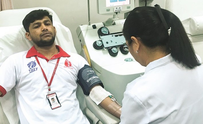 المتبرع الآسيوي أثناء تبرعه بالدم	﻿