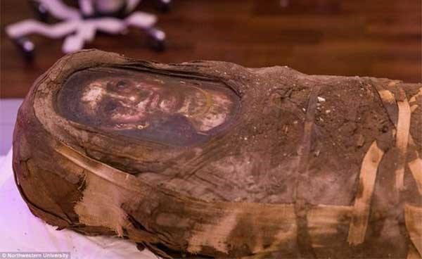 بالفيديو.. كشف أسرار مومياء طفلة مصرية فريدة من نوعها.. دُفِنَت قبل 1900 سنة مع رسمٍ لوجهها