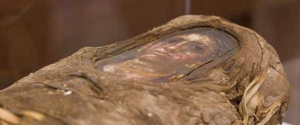 بالفيديو.. كشف أسرار مومياء طفلة مصرية فريدة من نوعها.. دُفِنَت قبل 1900 سنة مع رسمٍ لوجهها