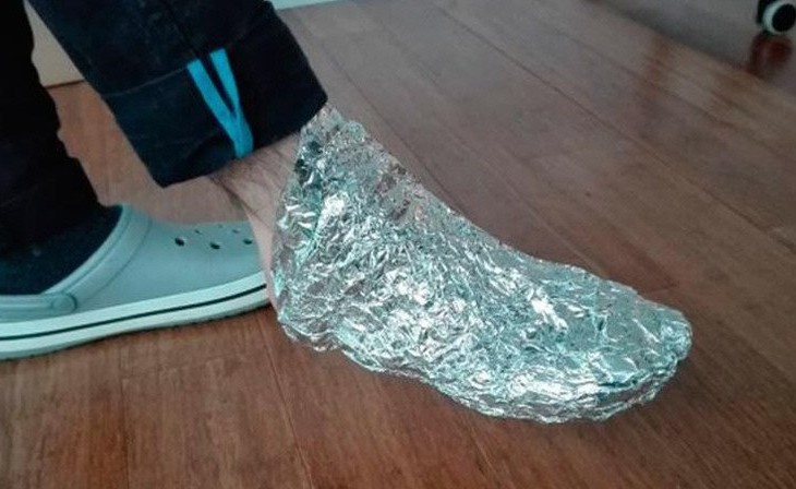 غلف قدميه بورق الالمنيوم... وما حدث بعد ذلك كان مفاجئاً!