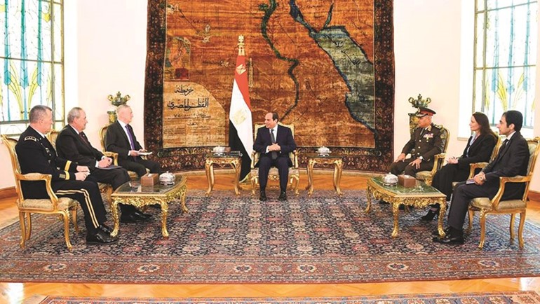  ﻿الرئيس عبد الفتاح السيسي مستقبلا وزير الدفاع الأميركي جيمس ماتيس بحضور الفريق أول صدقي صبحي﻿