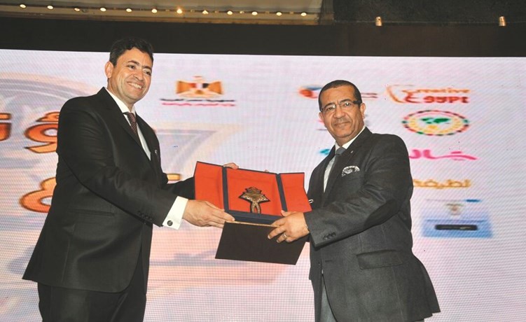 الجائزة المقدمة إلى رئيس التحرير الزميل يوسف خالد المرزوق عن جائزة التميز الإعلامي وتسلمها نيابة عنه مستشار رئيس التحرير الزميل حسام فتحي	(ناصر عبد السيد)﻿