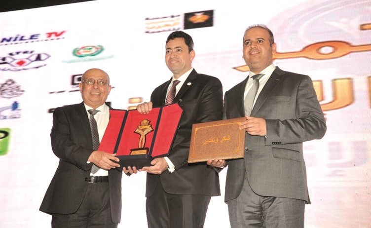 ابراهيم طاهر البغلي متسلما جائزة صناع الإنجاز ﻿