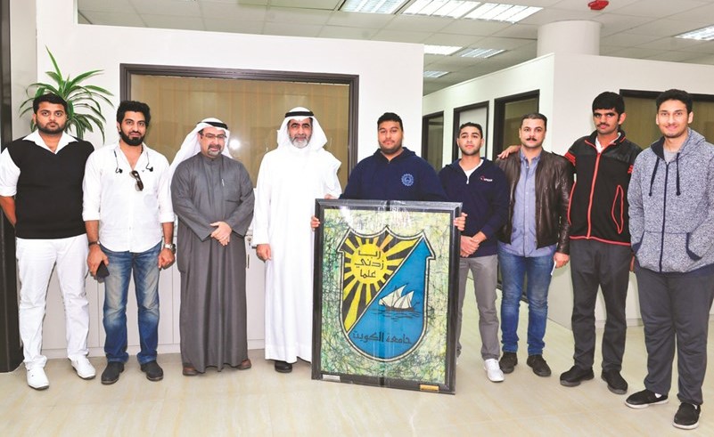 د.عادل الحسينان مستقبلا عبدالرحمن خريبط ومجموعة من طلاب مدرسة الورش التعليمية ﻿