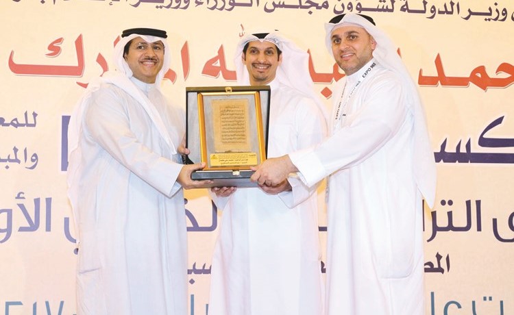 تكريم عبدالرحمن المطيري من قبل مؤسس فريق إكسبو965 للمعارض التراثية ﻿