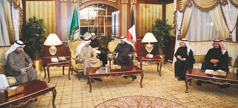 الشيخ صباح الخالد مستقبلا د.عبداللطيف الزياني بحضور الشيخ د.أحمد ناصر المحمد والسفير ضاري العجران والسفير ناصر المزين﻿