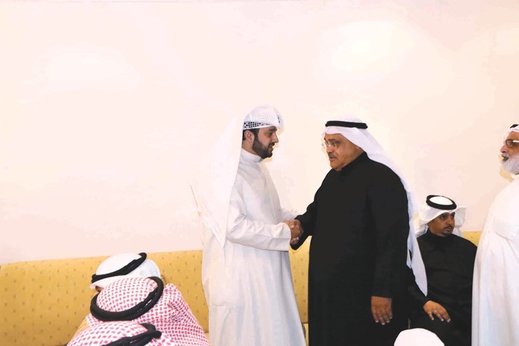 خالد الفضالة مصافحا أحمد الديين﻿