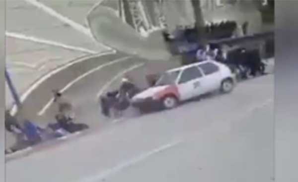 بالفيديو.. دهس جماعي خلال سباق للسيارات بالجزائر
