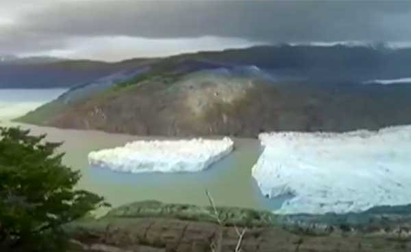 بالفيديو.. انفصال جبل جليدي في "حدث نادر"