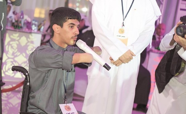 أحد المبدعين من ذوي الاحتياجات الخاصة يتكلم للحضور﻿