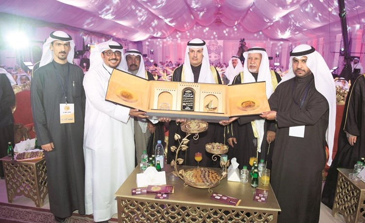 درع تكريمية لفلاح عيد بن جامع يتسلمها ابنه فهد﻿