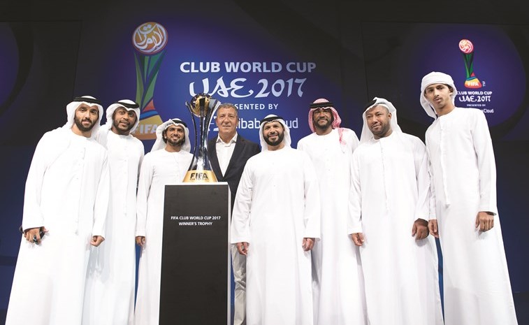 مدرب الجزيرة الإماراتي وأمامه كأس البطولة﻿