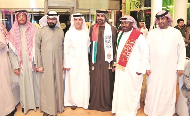 السفير الاماراتي رحمة الزعابي متوسطا عددا من حضور الحفل	 (عادل سلامة)﻿