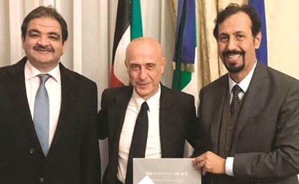 ماركو مينيتي متوسطا الشيخ علي الخالد والعميد بشار عبدالرضا﻿