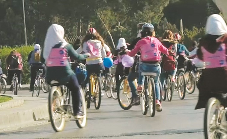 مجموعة من نساء دمشق على دراجاتهن الهوائية						(رويترز )﻿