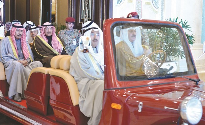 صاحب السمو الأمير الشيخ صباح الأحمد وسمو ولي العهد الشيخ نواف الأحمد والشيخ صباح الخالد خلال الجولة في مبنى قاعة التحرير بقصر بيان﻿