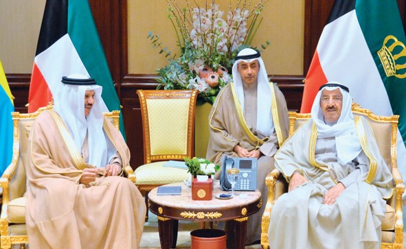 صاحب السمو الأمير الشيخ صباح الأحمد مستقبلا د.عبداللطيف الزياني