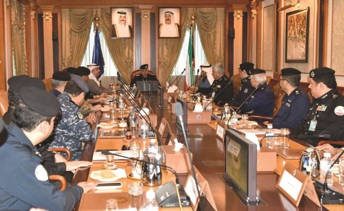 الفريق محمود الدوسري خلال ترؤسه الاجتماع الأمني بحضور الوكلاء المساعدين﻿