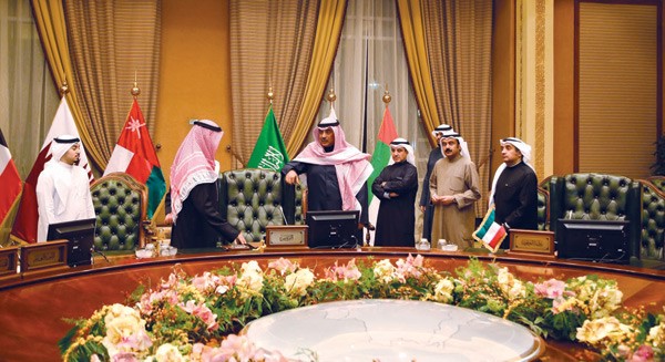 الشيخ صباح الخالد خلال تفقده الاستعدادات للقمة الخليجية الـ 38